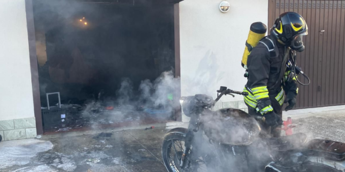 Divampa un incendio in un garage, trasportata in Elisoccorso per le gravi ustioni