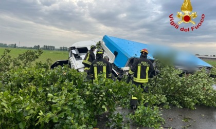 Perde il controllo del camion e si ribalta, 60enne in ospedale a Lodi