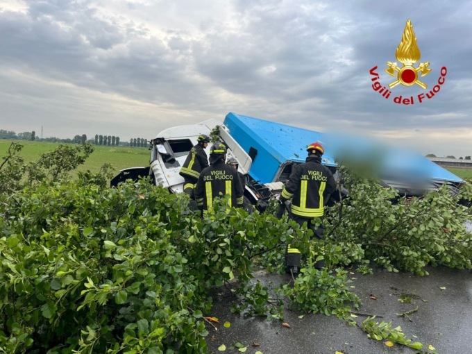 Perde il controllo del camion e si ribalta, 60enne in ospedale a Lodi