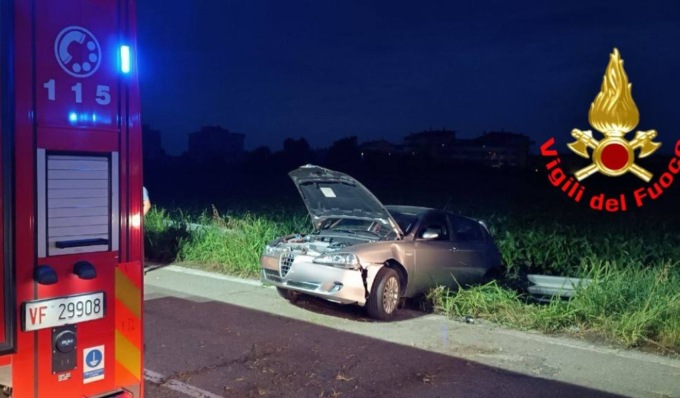 Perde il controllo dell’auto ed esce di strada, 24enne soccorso a Tavazzano