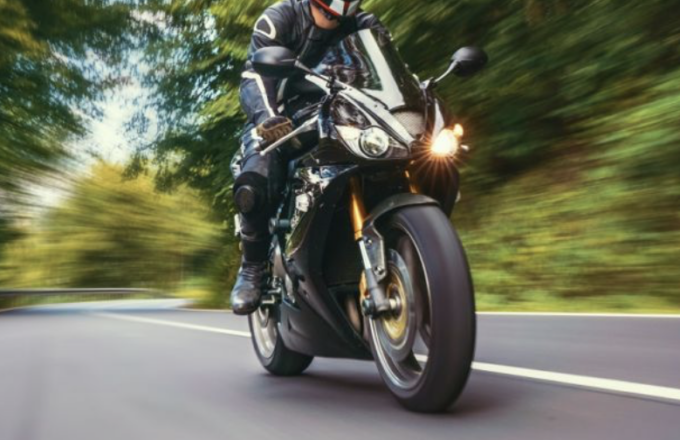 Cade dalla moto a Somaglia, 49enne via con l’ambulanza