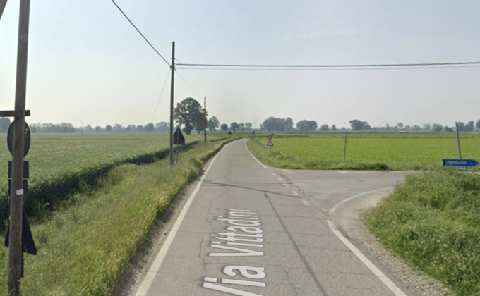 Escono di strada con l’auto e finiscono in un fossato a Livraga, coinvolti 58enne e 80enne