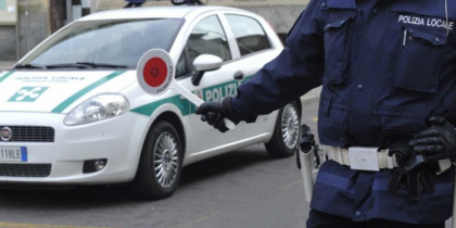 Rifiuti sulla sede stradale, sanzione di oltre 350 euro per un ventenne