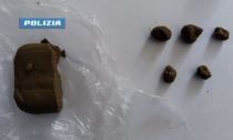 Beccati in stazione mentre tentavano di nascondere 40 grammi di hashish