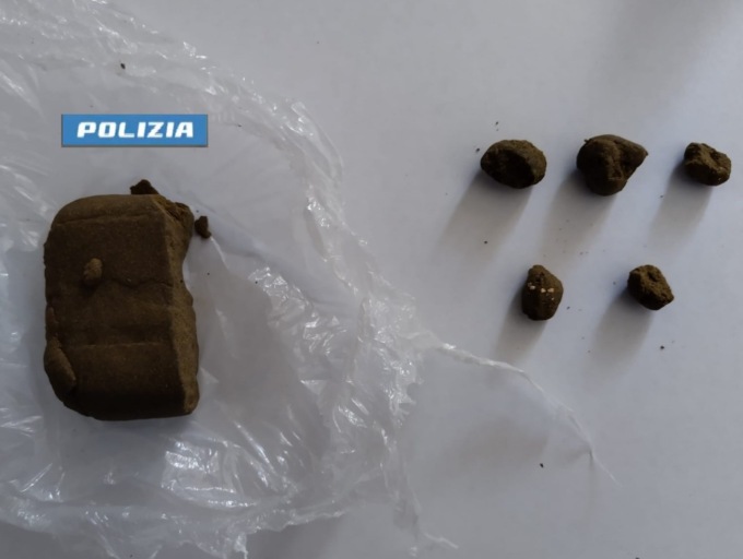 Beccati in stazione mentre tentavano di nascondere 40 grammi di hashish