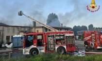 Capannone distrutto dalle fiamme nel Cremasco, sul posto anche i pompieri di Lodi