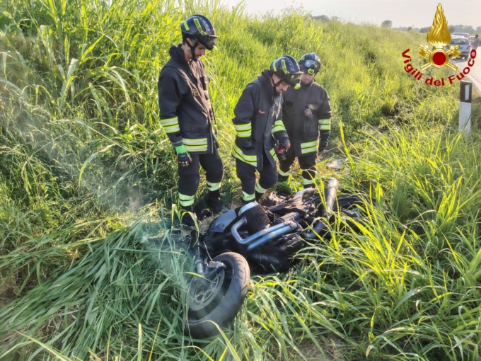 Perde il controllo e cade dalla moto tra Boffalora e Lodi, 51enne trasportato in ospedale