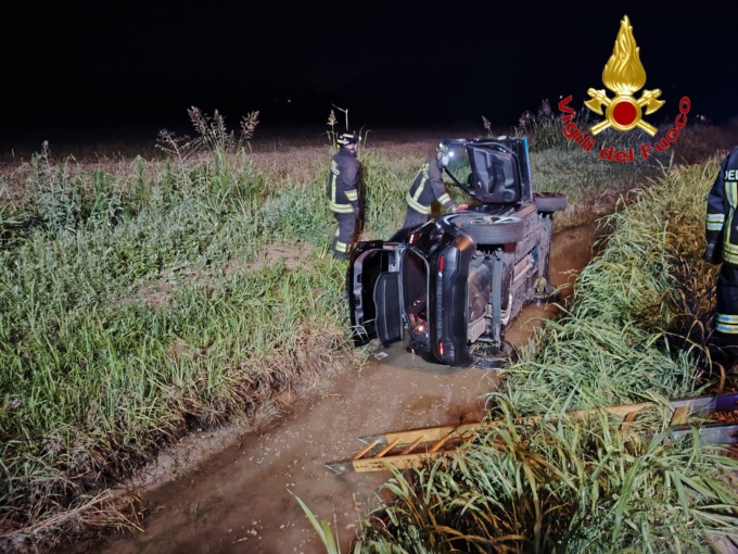 Esce di strada e si ribalta con l’auto nel fosso, 27enne finisce in ospedale a Lodi