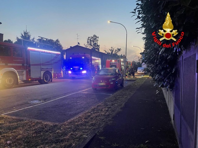 Incendio a Merlino: in fiamme l’appartamento di una palazzina, evacuate 12 famiglie