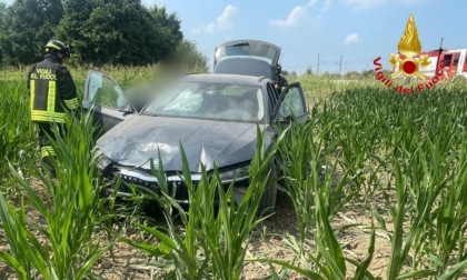 Schianto in A1, perde il controllo dell'auto e finisce in un campo