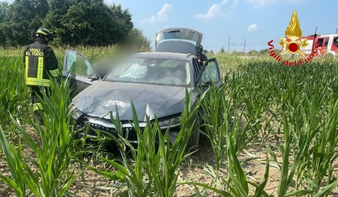 Schianto in A1, perde il controllo dell’auto e finisce in un campo