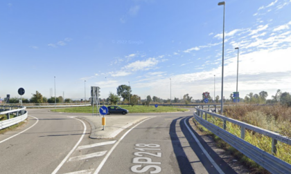 Incidente a Tavazzano, 33enne perde il controllo sulla rotonda e si schianta contro il guardrail