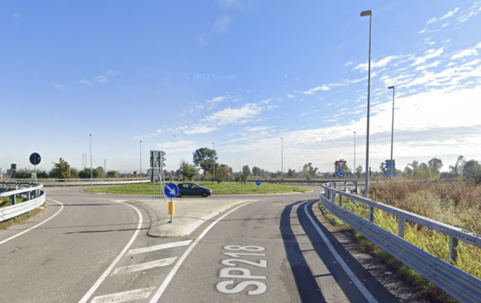 Incidente a Tavazzano, 33enne perde il controllo sulla rotonda e si schianta contro il guardrail