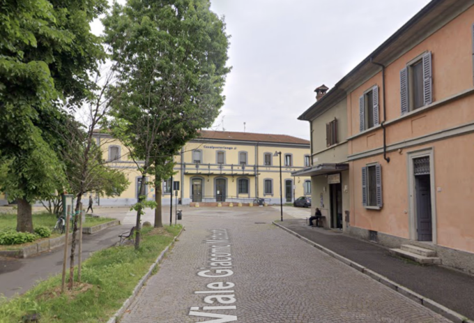 Violenta rissa davanti alla stazione di Casalpusterlengo, 18enne accoltellato all’addome