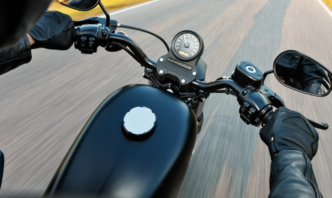 Perde il controllo e cade dalla moto a Caselle Lurani, 36enne via in ambulanza