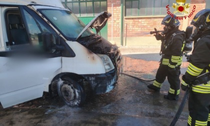 Furgone in fiamme a Lodi, era parcheggiato fuori da un negozio