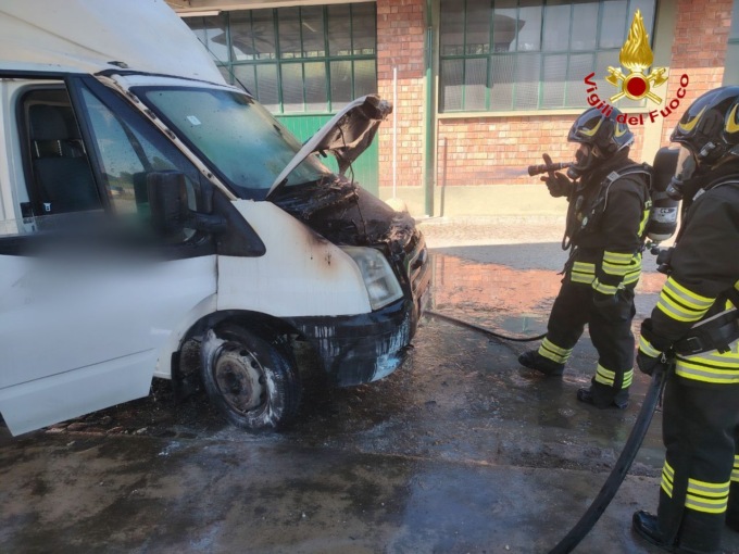 Furgone in fiamme a Lodi, era parcheggiato fuori da un negozio