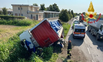 Mezzo pesante si ribalta in un fossato, autista incastrato nella cabina