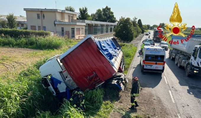 Mezzo pesante si ribalta in un fossato, autista incastrato nella cabina
