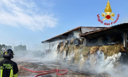 Incendio a Cervignano d'Adda, a fuoco un deposito di rotoballe di fieno