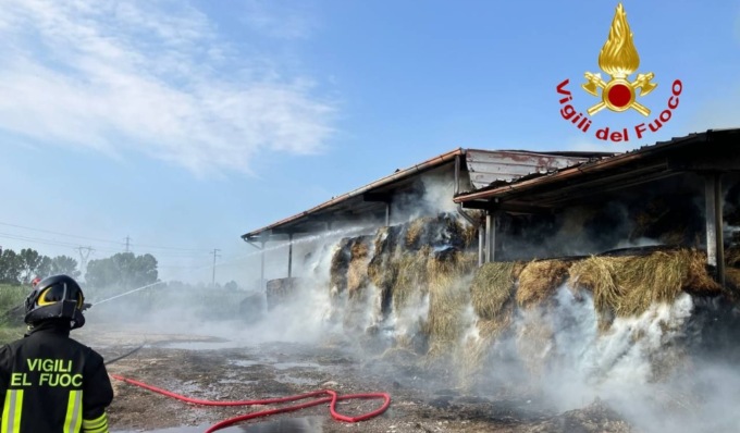 Incendio a Cervignano d’Adda, a fuoco un deposito di rotoballe di fieno