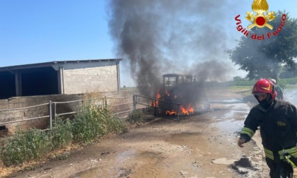 Scoppia l'incendio a Turano Lodigiano, mezzo agricolo inghiottito dalle fiamme