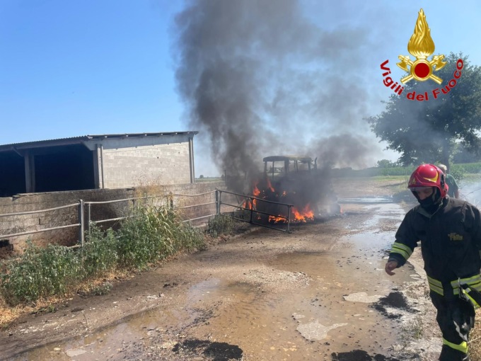 Scoppia l’incendio a Turano Lodigiano, mezzo agricolo inghiottito dalle fiamme
