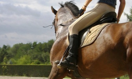 Cade dal cavallo al ranch di Sant'Angelo Lodigiano, 55enne in ospedale