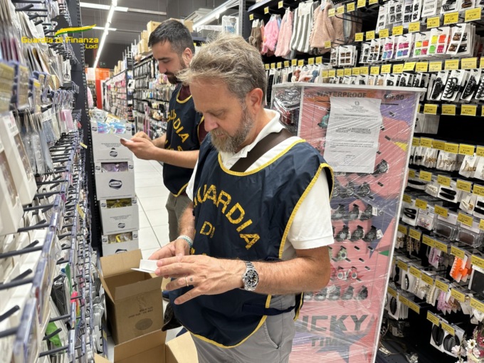 Etichette ambigue, la Finanza di Lodi sequestra 18mila bracciali e orologi