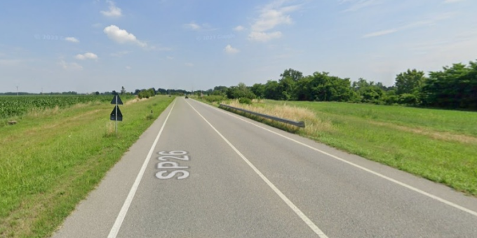 Perde il controllo dell’auto e finisce nel campo, coinvolte tre persone