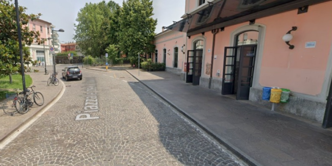 Valigia sospetta tra la cabina del gas e i binari, linea ferroviaria bloccata