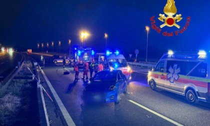 Si schianta contro un'auto mentre viaggia in contromano in autostrada, due i feriti