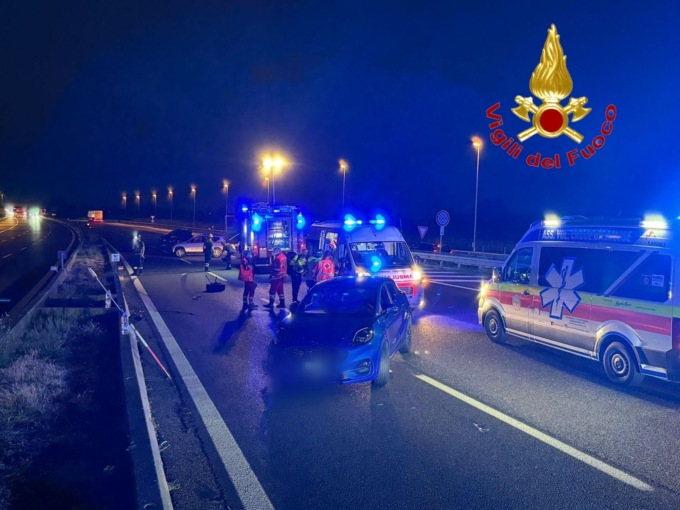 Si schianta contro un’auto mentre viaggia in contromano in autostrada, due i feriti