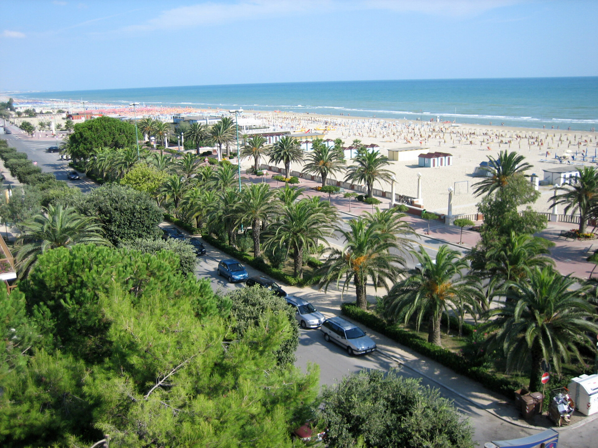 Il lungomare di Giulianova, in provincia di Teramo (foto Wikipedia - Mimmonet)