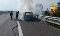 Auto in fiamme sulla A1, a fuoco anche la vegetazione vicino alla corsia di emergenza