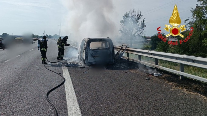 Auto in fiamme sulla A1, a fuoco anche la vegetazione vicino alla corsia di emergenza