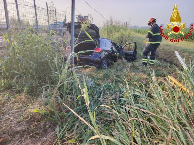 Incidente stradale sulla A1, esce fuori strada e finisce nel fossato