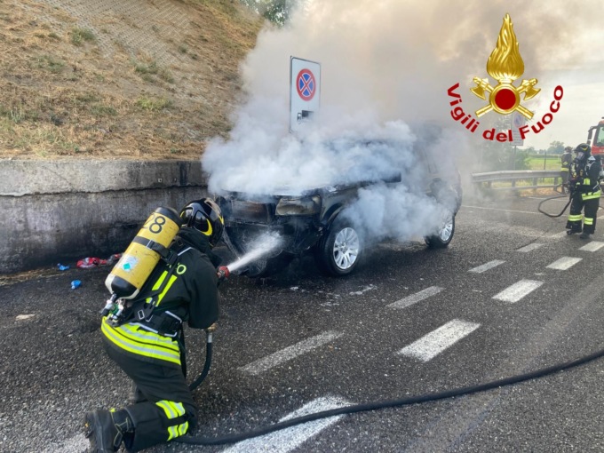 Auto prende fuoco in autostrada a Villanova del Sillaro, l’intervento dei pompieri