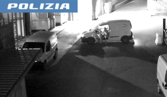 Dopo essere stato visitato al pronto soccorso tenta di rubare quattro veicoli nel parcheggio dell’ospedale