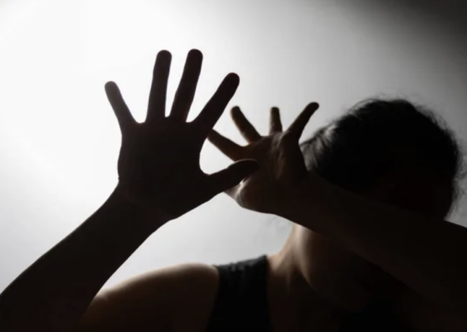 Assume una baby sitter per i figli e poi la violenta, 40enne condannato a Lodi