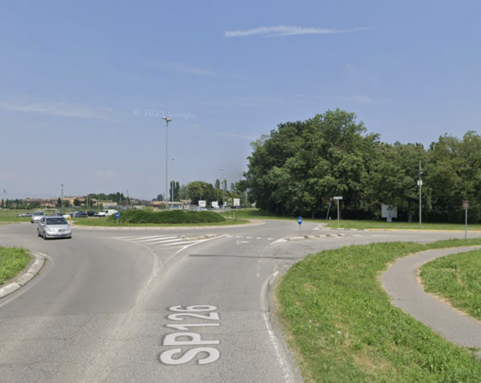 Scontro tra un’auto e una moto sulla rotonda a Codogno, bilancio di tre feriti