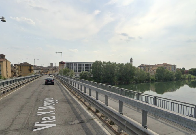 Cade dal monopattino sul Ponte Napoleone a Lodi, 14enne in ambulanza al Maggiore