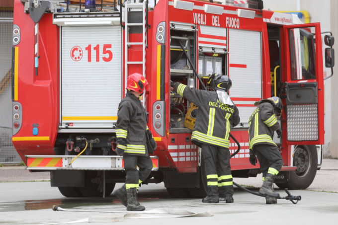 Auto prende fuoco a Corte Palasio, in fiamme anche il motore di un condizionatore