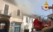 In fiamme il sottotetto di una casa a Lodi, tempestivo l'intervento dei pompieri