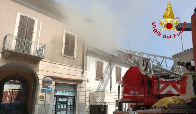 In fiamme il sottotetto di una casa a Lodi, tempestivo l’intervento dei pompieri