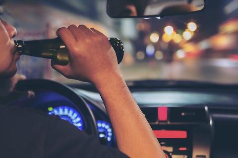 Lodigiano 49enne si mette alla guida ubriaco, travolge motociclista e scappa