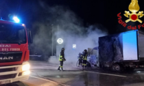 Divampa l'incendio nella notte, furgoncino divorato dalle fiamme