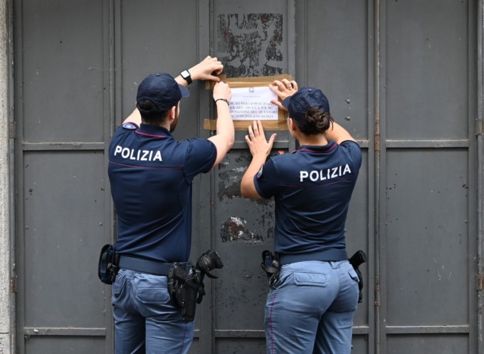 Vende alcolici ai minori ed espone cibo scaduto sugli scaffali, negozio chiuso a Lodi