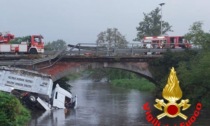 Camion carico di suini cade nel canale pieno di acqua, pompieri di Lodi sul posto