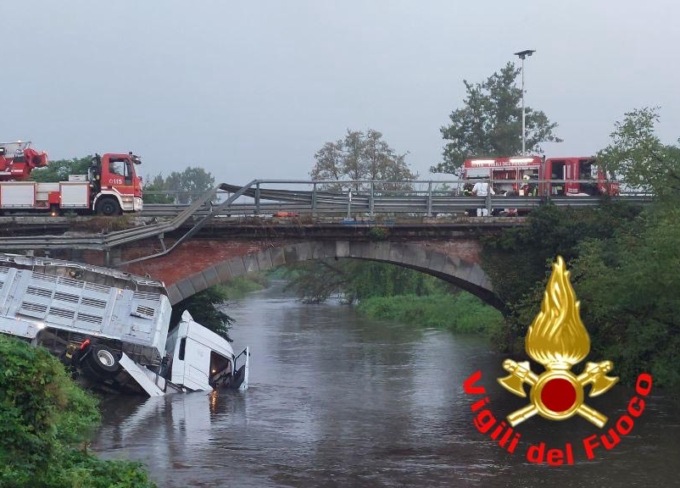 Camion carico di suini cade nel canale pieno di acqua, pompieri di Lodi sul posto